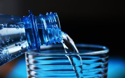 How does sparkling mineral water compare to other types of bottled water?