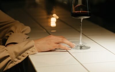 What is the difference between a red wine blend and a single varietal?
