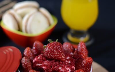 What are some tips for selecting the best strawberries for juicing?