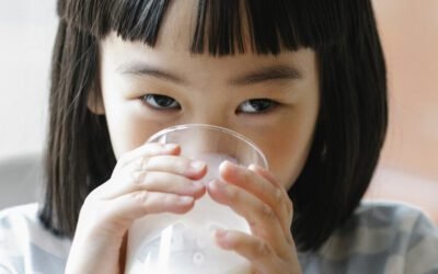 What are the nutritional values and caloric content of cashew milk?