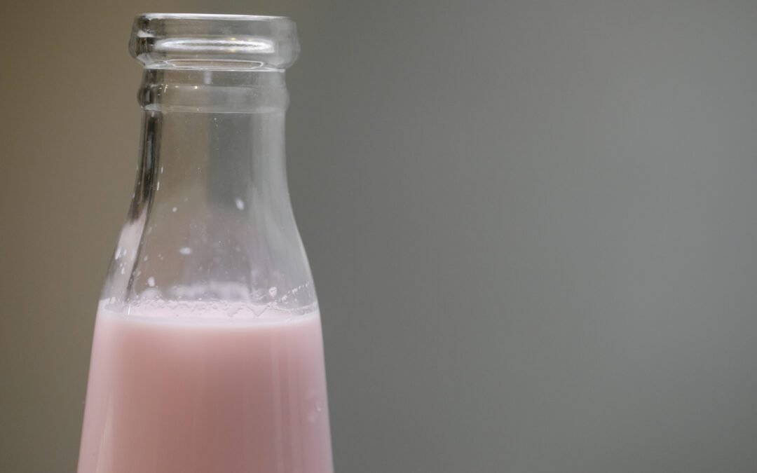 How does tykmælk compare to yogurt in terms of taste and nutritional benefits?