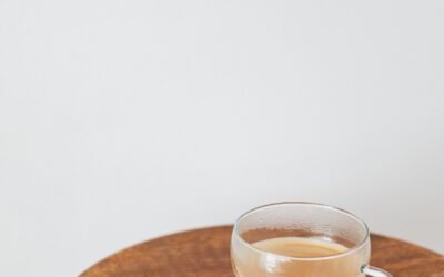 What are some traditional ways to serve mishti doi?