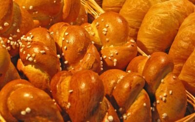 What are some traditional ways to enjoy paniņas?