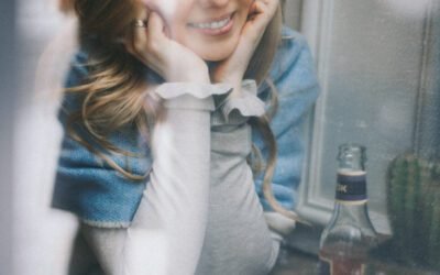 How does airag compare to other alcoholic beverages in terms of alcohol content and effects?